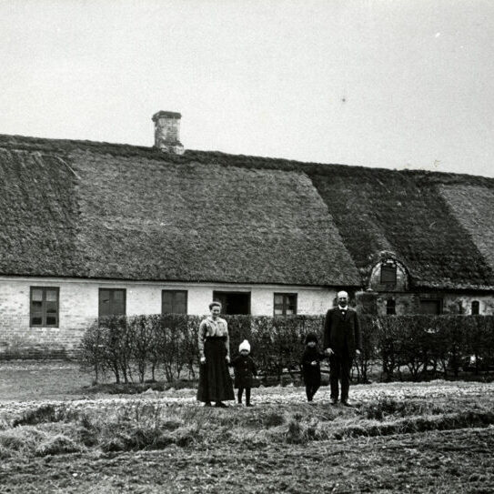 B635 Ane og Peder Lund med børn 1925